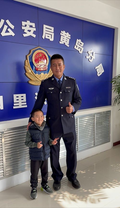高曙光片場溫馨一幕 棉服暖爸與短袖嬌妻，四歲愛子神似父親引熱議